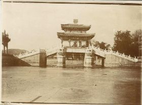 Seite 03_04 b Brücke in der Nähe des Marmorschiffes  im Sommerpalast.jpg