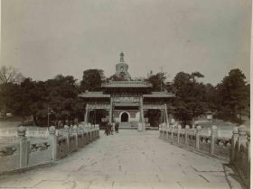 Seite 5_02 Eingang Beitai.jpg